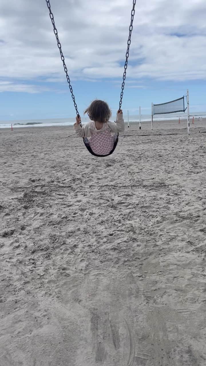 レイア・ゴールドクールのインスタグラム：「Putting soothing music over this video makes me feel like we had a peaceful day. But I’d be lying if I told you I that I’ve had even an ounce of patience lately. I have hit a seriously irritable stage in this pregnancy. Pregnancy as a mom of 2 is on a whole next level. 🥴🫠🤍」