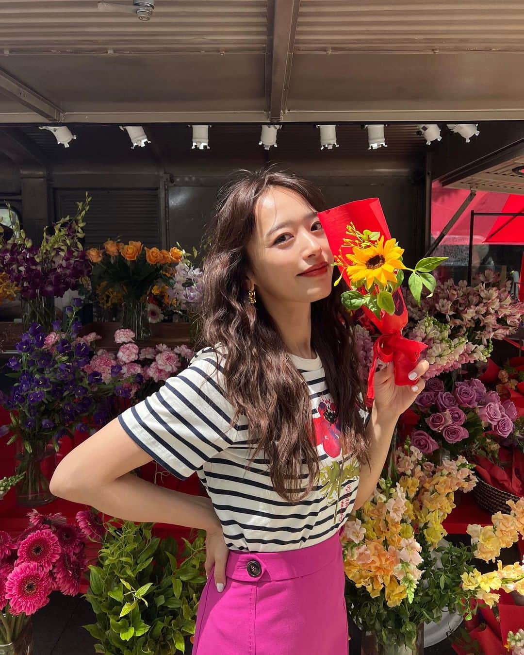 近藤千尋のインスタグラム：「@maxandco の LET'S DRAW!発売に先駆け、 渋谷と代官山でブランドカラーの 赤で彩られたワゴンとフラワーマーケットのあるポップアップイベントを 明日まで開催中です💐❤️  なななんと！ イベント会期中、 簡単なアンケートに答えると 花束がいただけますよ💓💐  可愛いのでぜひ ご家族、お友達、みんなで 遊びに行ってね💗  私は代官山に遊びに行きました🎵  @maxandco @elenaciuprina #マックスアンドコー #maxandco #CoLLABORATION   場所　イベント第二会場  代官山 T-SITE（東京都渋谷区猿楽町16-15）」