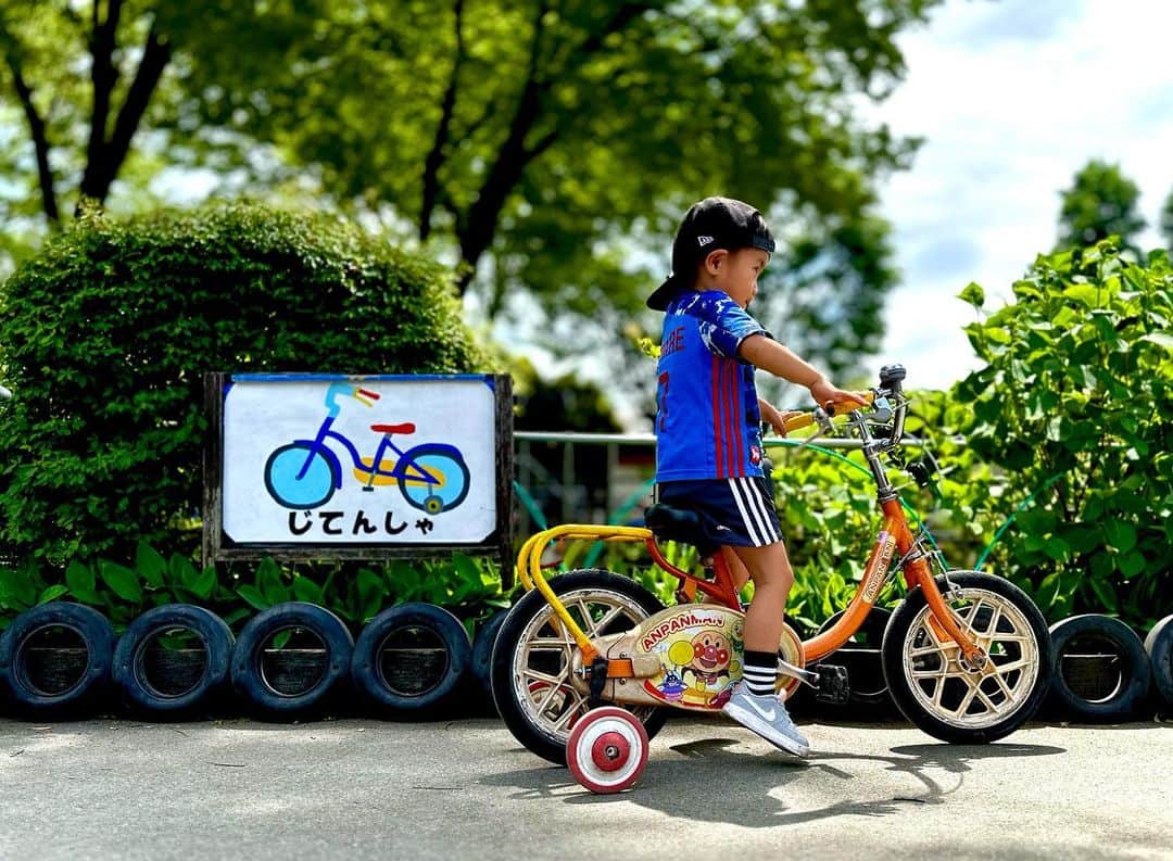 GAKU-MCのインスタグラム：「本日はパパMCによる自転車レッスン。皆様も良いGWを👍  #gakumc #papamc #パパエムシー #チビmc #チビエムシー #パパラッパー」