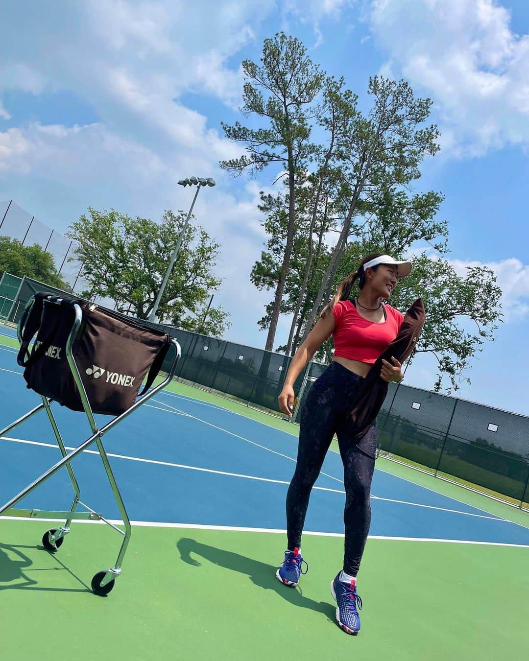 奥野彩加のインスタグラム：「Who’s in Houston and ready for the summer?!☀️🎾  いよいよ夏がやってきた〜‼️ 今日は34度まで上がってた…🥵 夏が怖い笑   #houston #htown #summer #houstontenniscoach #houstontennis #テニス #テニス女子 #tennis」