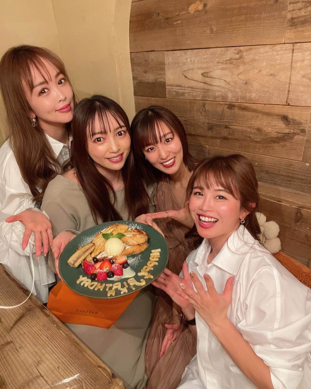 唯可（yuika）さんのインスタグラム写真 - (唯可（yuika）Instagram)「4月18日にやっと25歳になりました(黙って) ついに私もアラフォーに🥹  あっという間過ぎて本当に気持ちは25歳。(ほんと黙って) 今年は社長がファミリーに追加されて 賑やかさが増しました👶🤍 去年の誕生日はまだ妊娠に気づいていなかったのですが 逆算するとお腹にはいたはず！？ そう考えると本当に一年って早いなぁ  今年の目標はギバーになること。 ズボラだしめんどくさがりなのですが、丁寧な暮らしをすること。 穏やかに過ごしながらも仕事はガンガンやりたいですねぇ✊  25歳＋10歳の私もまたよろしくお願い致します🙇‍♀️✨  #誕生日#誕生日プレート#35歳#アラフォー」5月6日 12時34分 - yu.i.k.a