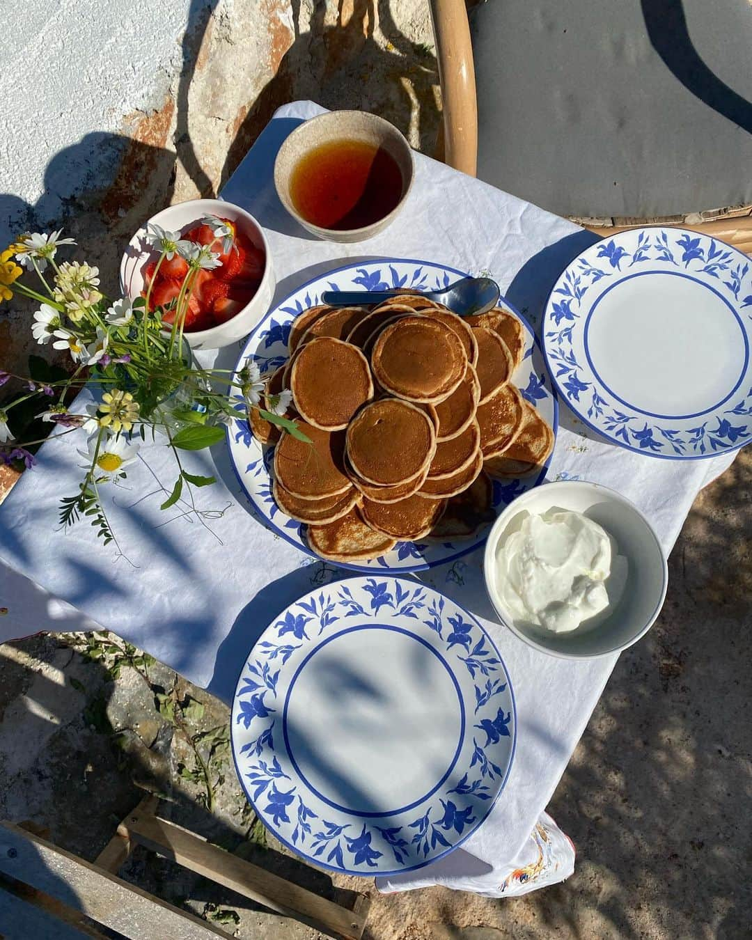 Dara Muscatのインスタグラム：「Breakfasts in the garden are my favorite ones 💚🦋🥞☕️🍃🌞」