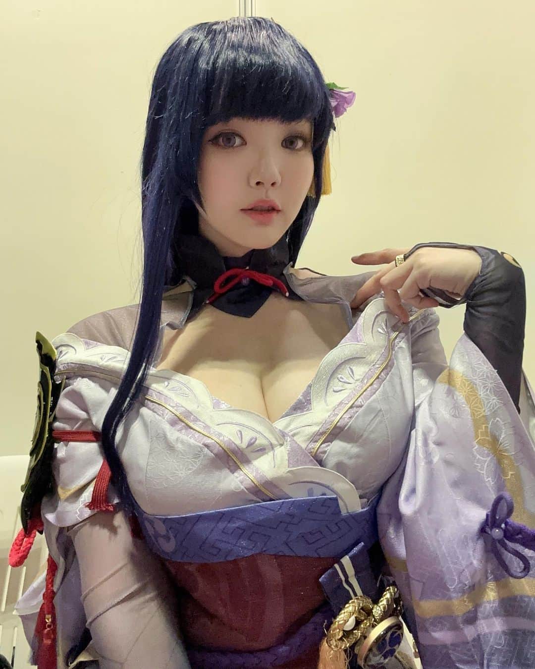 YingTzeのインスタグラム：「Doujima Singapore Day 1 ! 🇸🇬💕  Today as Raiden Shogun ~ come visit me at Booth F-7 🥰❤️ Very shy because it’s been a long time since my solo booth experience 🤣  #genshinimpact #raidenshogun #genshinimpactcosplay」