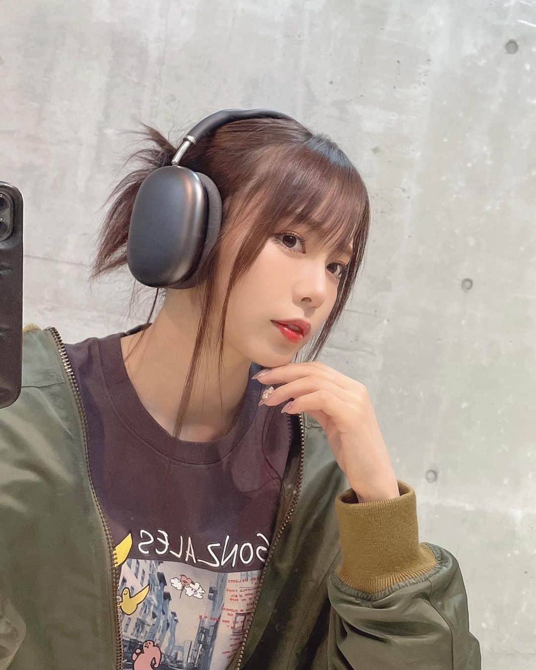 西村歩乃果のインスタグラム：「#x純文学少女歌劇団 のゲスト出演した時のオフショットだよん  この髪型 #カチモリ　っていうらしい。  #カチモリヘア やってみたかったので 自分で髪の毛ねじねじアレンジしました うまく行ったぞ💇‍♀️  みんなに会えて幸せな1日でした  #hair #ヘアアレンジ」