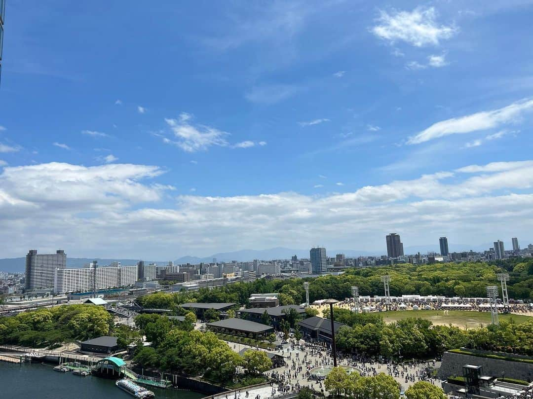 牧野誠三さんのインスタグラム写真 - (牧野誠三Instagram)「社屋の庭園から観る大阪城と大阪城ホールと太陽の広場。ゴールデンウィークも残り1日。下り坂の予報の前に青空。 これまでにましての人出。 ジャニーズWESTに並ぶ人の波。餃子フェスティバルに詰めかける人！ 京橋の駅横でもフードフェスティバル。 コロナ禍からはウソのような光景ですね。 会社の食堂もパーティションが取り外され、席も対面！ 開放感に人の波もビッグウェーブになっています。 月曜日から仕事の皆さま！明日、日曜日はごゆっくり！ #元ytvアナウンサー #読売テレビ #GW #ゴールデンウィーク #大阪城 #大阪城ホール #大阪城公園 #牧野誠三」5月6日 12時48分 - makino_seizo_freeter