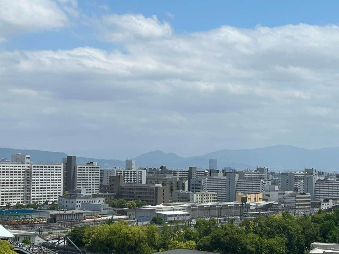 牧野誠三さんのインスタグラム写真 - (牧野誠三Instagram)「社屋の庭園から観る大阪城と大阪城ホールと太陽の広場。ゴールデンウィークも残り1日。下り坂の予報の前に青空。 これまでにましての人出。 ジャニーズWESTに並ぶ人の波。餃子フェスティバルに詰めかける人！ 京橋の駅横でもフードフェスティバル。 コロナ禍からはウソのような光景ですね。 会社の食堂もパーティションが取り外され、席も対面！ 開放感に人の波もビッグウェーブになっています。 月曜日から仕事の皆さま！明日、日曜日はごゆっくり！ #元ytvアナウンサー #読売テレビ #GW #ゴールデンウィーク #大阪城 #大阪城ホール #大阪城公園 #牧野誠三」5月6日 12時48分 - makino_seizo_freeter