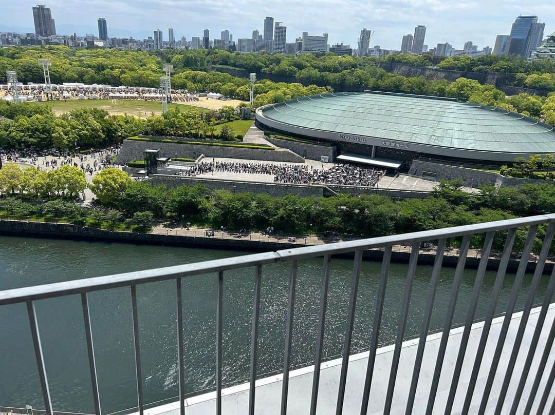 牧野誠三さんのインスタグラム写真 - (牧野誠三Instagram)「社屋の庭園から観る大阪城と大阪城ホールと太陽の広場。ゴールデンウィークも残り1日。下り坂の予報の前に青空。 これまでにましての人出。 ジャニーズWESTに並ぶ人の波。餃子フェスティバルに詰めかける人！ 京橋の駅横でもフードフェスティバル。 コロナ禍からはウソのような光景ですね。 会社の食堂もパーティションが取り外され、席も対面！ 開放感に人の波もビッグウェーブになっています。 月曜日から仕事の皆さま！明日、日曜日はごゆっくり！ #元ytvアナウンサー #読売テレビ #GW #ゴールデンウィーク #大阪城 #大阪城ホール #大阪城公園 #牧野誠三」5月6日 12時48分 - makino_seizo_freeter