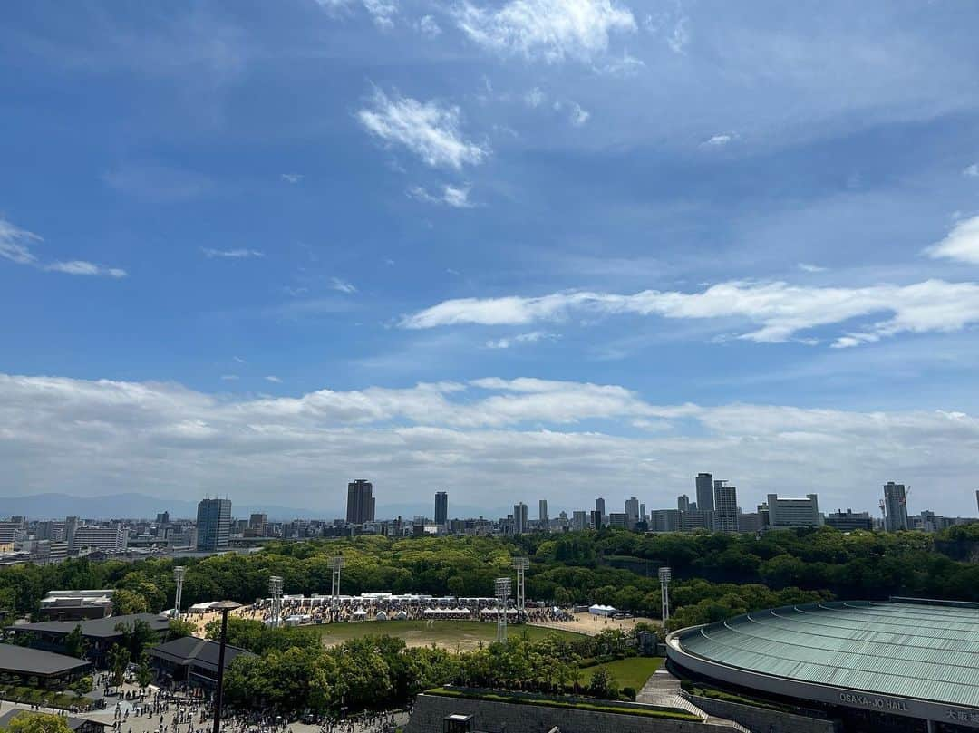 牧野誠三さんのインスタグラム写真 - (牧野誠三Instagram)「社屋の庭園から観る大阪城と大阪城ホールと太陽の広場。ゴールデンウィークも残り1日。下り坂の予報の前に青空。 これまでにましての人出。 ジャニーズWESTに並ぶ人の波。餃子フェスティバルに詰めかける人！ 京橋の駅横でもフードフェスティバル。 コロナ禍からはウソのような光景ですね。 会社の食堂もパーティションが取り外され、席も対面！ 開放感に人の波もビッグウェーブになっています。 月曜日から仕事の皆さま！明日、日曜日はごゆっくり！ #元ytvアナウンサー #読売テレビ #GW #ゴールデンウィーク #大阪城 #大阪城ホール #大阪城公園 #牧野誠三」5月6日 12時48分 - makino_seizo_freeter