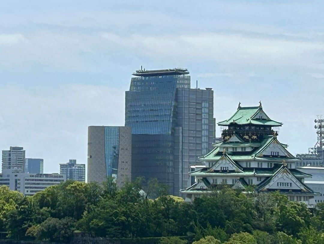 牧野誠三さんのインスタグラム写真 - (牧野誠三Instagram)「社屋の庭園から観る大阪城と大阪城ホールと太陽の広場。ゴールデンウィークも残り1日。下り坂の予報の前に青空。 これまでにましての人出。 ジャニーズWESTに並ぶ人の波。餃子フェスティバルに詰めかける人！ 京橋の駅横でもフードフェスティバル。 コロナ禍からはウソのような光景ですね。 会社の食堂もパーティションが取り外され、席も対面！ 開放感に人の波もビッグウェーブになっています。 月曜日から仕事の皆さま！明日、日曜日はごゆっくり！ #元ytvアナウンサー #読売テレビ #GW #ゴールデンウィーク #大阪城 #大阪城ホール #大阪城公園 #牧野誠三」5月6日 12時48分 - makino_seizo_freeter