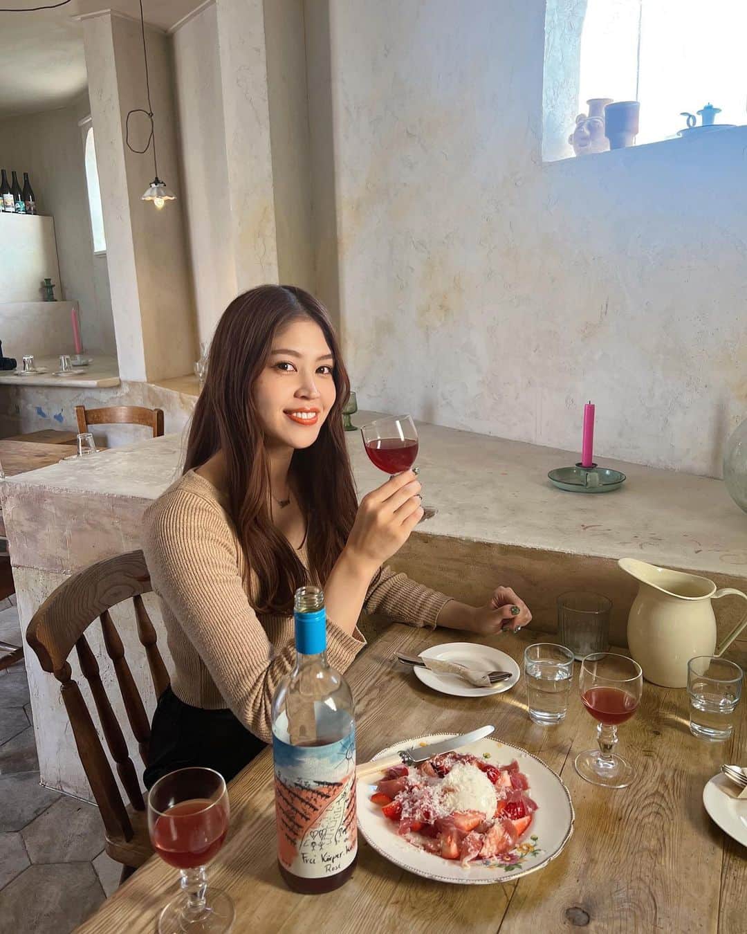 吉岡久美子のインスタグラム：「、 韓国旅行🇰🇷記録✨  「Rose de mine」 ( @rose.de.mine )  ワインのおいしいイタリアン🍝  屋上にある隠れ家で雰囲気もよくて 何食べても美味しかった、、、🥲🍓  ワインも美味しくて 姉妹で飲みきっちゃった🍷  またこういうところ行きたい🥺🫶 、 、 、 #つぼみ大革命 #つぼみ #吉本 #よしもと #アイドル #idol #大阪 #東京 #神戸 #ライブ #instagood #いいね #フォローミー #韓国 #韓国グルメ #ワイン #ワインペアリング #イタリアン」