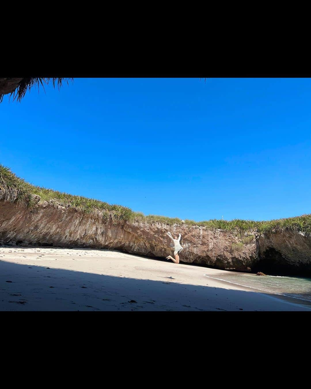 入山杏奈さんのインスタグラム写真 - (入山杏奈Instagram)「Quería hacer un #tbt pero ya es viernes…🥹 Unas fotos en las Islas Marietas y en un hotel bonito que solo se puede llegar en barco. 🏝️ El agua estaba súper transparenteeee  昨年NHK「異世界ホテル旅」でメキシコの秘境・マリエタス諸島に行ったときの写真です☻ 載せるタイミング見失ってものすごく時が経ってしまいました。へへ。」5月6日 12時44分 - iamannairiyama