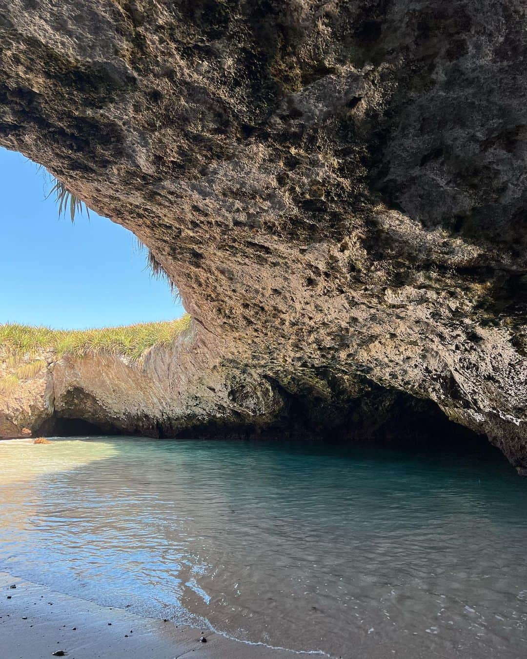 のインスタグラム：「Quería hacer un #tbt pero ya es viernes…🥹 Unas fotos en las Islas Marietas y en un hotel bonito que solo se puede llegar en barco. 🏝️ El agua estaba súper transparenteeee  昨年NHK「異世界ホテル旅」でメキシコの秘境・マリエタス諸島に行ったときの写真です☻ 載せるタイミング見失ってものすごく時が経ってしまいました。へへ。」