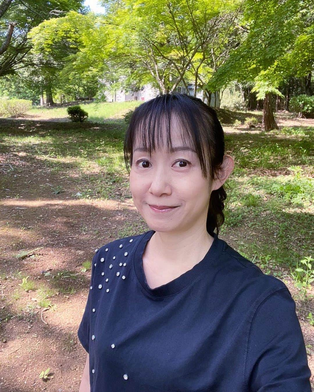 春木みさよのインスタグラム：「今日の東京は風が強いですが いいお天気ですね☀️  先日、家族でキャンプに行って来ましたよ😊 自然の中で食べるご飯は美味しいですよね〜 朝ごはんに 炭火で焼いたトーストを！ 炭焼きトーストは最高です✨  森林浴でリフレッシュできました🌳  #キャンプ #キャビン泊 #自然 #マイナスイオン #炭火焼トースト」