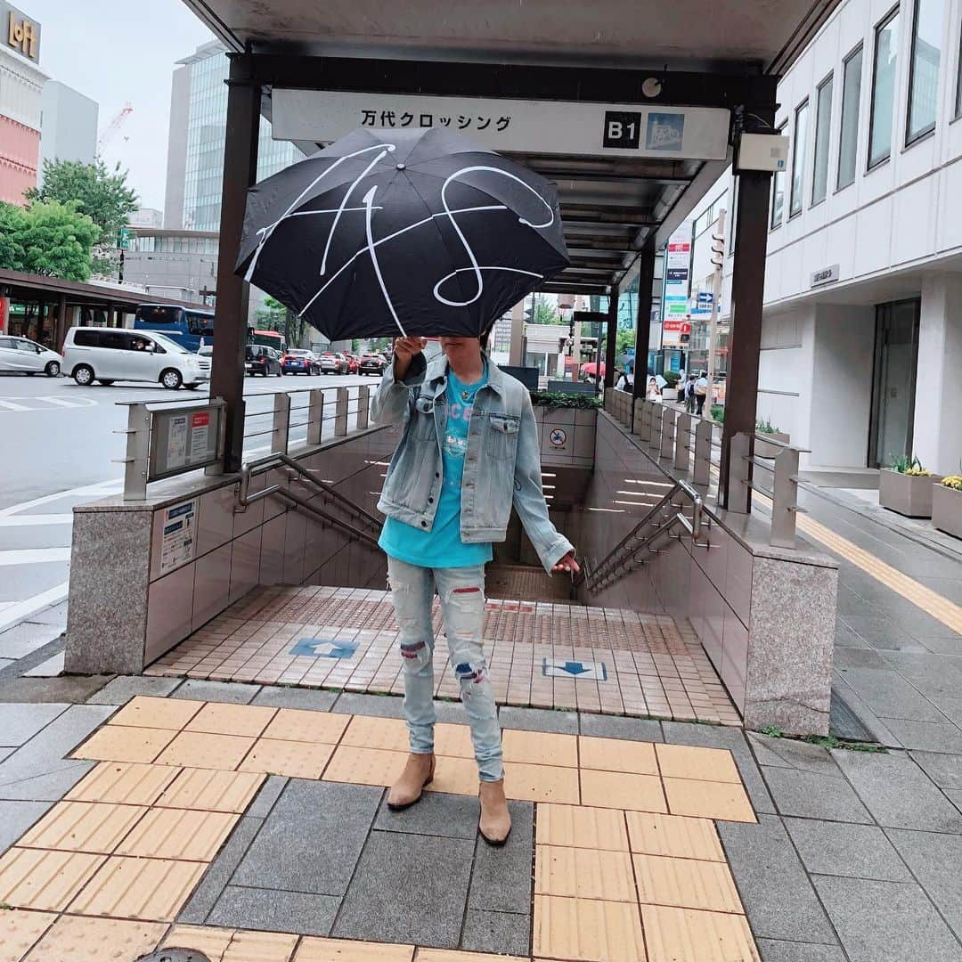 貴水博之さんのインスタグラム写真 - (貴水博之Instagram)「Hello新潟😉🎉🎉🎉みんなの声が聞けるのを楽しみにしてマス🎉🎉🎉応援よろしくデス🎉🎉🎉イエイッ😉🎉🎉‼️‼️  #access #貴水博之 #エレナイ新潟 #ひろさんぽ #雨 #も　#AXS #傘 #で #大丈夫 #刺身 #美味しい #みんな #応援 #よろしくデス」5月6日 12時52分 - takamihiroyuki_hiroyukitakami