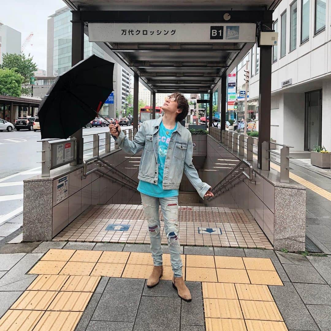 貴水博之のインスタグラム：「Hello新潟😉🎉🎉🎉みんなの声が聞けるのを楽しみにしてマス🎉🎉🎉応援よろしくデス🎉🎉🎉イエイッ😉🎉🎉‼️‼️  #access #貴水博之 #エレナイ新潟 #ひろさんぽ #雨 #も　#AXS #傘 #で #大丈夫 #刺身 #美味しい #みんな #応援 #よろしくデス」