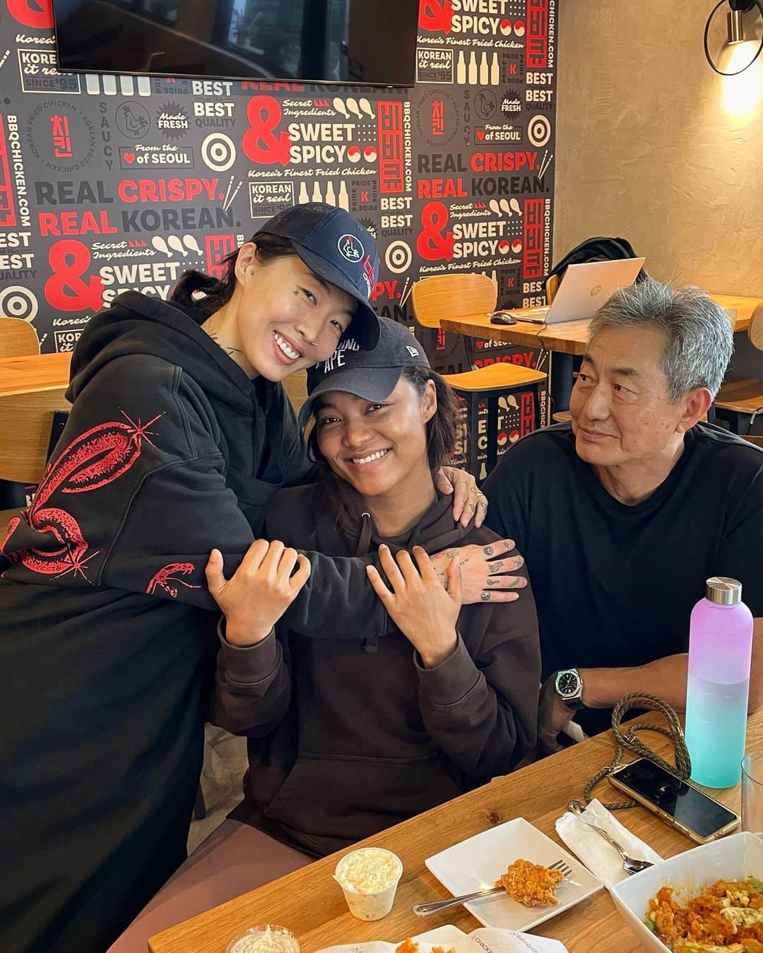 ダニ・ソングさんのインスタグラム写真 - (ダニ・ソングInstagram)「Come visit us at @bbqchickenweho !!!! it’s the best fried chicken on sunset #nocap 🍗🔥🇰🇷 thank you for believing in me @kevinsong @aimeesong @carolgang @spilluhclark and trusting me on this journey ❤️  I enjoy every single second of every single day here 🙏🏼 Thank you BBQ Chicken HQ team for the BEST training 🇰🇷 정말정말감사합니다💟✝️💟」5月6日 12時54分 - songdani