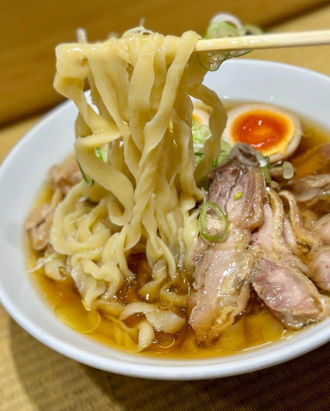 秋山具義さんのインスタグラム写真 - (秋山具義Instagram)「こんな暑い日は、冷やし麺！ ⁡ 恵比寿『手打 親鶏中華そば 綾川』で「冷やし親鶏中華そば」880円に「親かわ」50円と「煮卵」100円トッピング。 ⁡ 冷たいスープも太い麺も親鶏も煮卵もめちゃくちゃ美味しかった！ コーレグースも合う！ 　 こちらは価格帯も安くて凄いですね〜  #親鶏中華そば綾川 #具義ラーメン2023 #具義恵比寿2023」5月6日 12時54分 - gugitter