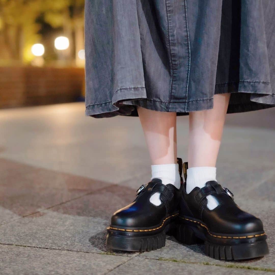 トミタ栞さんのインスタグラム写真 - (トミタ栞Instagram)「先日、届いたマーチン 見せびらかしますッ！😎  厚底と靴下見える隙間が たまらんぜ🥺 これから、ライブで履きまくります。 よろしくお願いします😏  この形の靴、 #メリージェーン ってゆーんやって。 名前が可愛すぎる #ドクターマーチン」5月6日 12時55分 - tomita_shiori