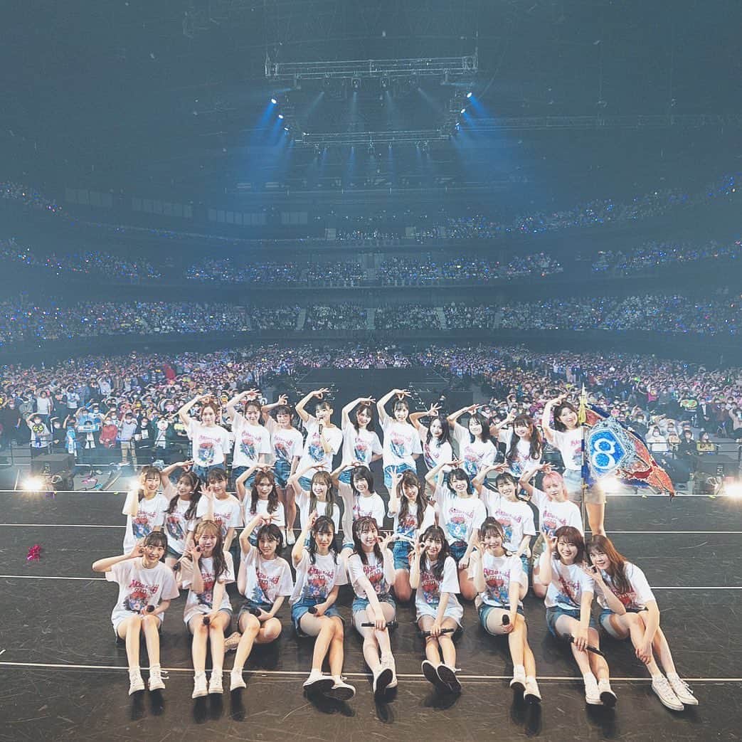 のインスタグラム：「🐝 * ⭐️AKB48チーム8　春の総決算祭り　9年間のキセキ⭐️ ありがとうございました😌 AKB48が大好きすぎて、ずっとずっと憧れていたアイドル✨ オーディションを受けて落ちたら諦めるだろうと親に思われて受けたオーディション。 ｢合格しました｣という言葉を聞いた瞬間、 本当に本当に嬉しくて、大好きなAKB48になれる！やったー！ そう思って2014年4月3日を迎えました。 あの日から9年、苦しいこと、辛いこと、 いっぱいいっぱいありました。 でもそれ以上に嬉しいこと、楽しいことがたくさんで、 そう思っている時いつもそばには 共に頑張ってきたメンバー、支えて下さるスタッフさん、 愛してくださるファンの皆さんがいました。 本当にありがとうございます☺️ * 47都道府県代表が1人ずつ、 私は｢富山県代表｣という言葉を背負い、 いろいろな活動をさせていただいてきました。 地元富山県でのイベント、コンサート、冠コーナー、 北陸や中部エリア、日本全国でのイベント、コンサート、 チーム8だからできた活動がたくさんありました🗾 ｢会いに行くアイドル｣として本当にたくさんの皆さんの元へ 会いに行くことができました！ * 真っ青な空を見上げてみんなのことを想いながら💭 日本全国の友達と笑顔の輪を広げてきた😁 最強で最高のチームです🐝 チーム8大好き💖😌👌 * #9年間のキセキ  #pyonstagram  #AKB48 #チーム8 #チームB #浅井チームB #アイドル #富山 #富山県 #はるpyon #橋本陽菜 #圧倒的橋本陽菜 #橋本陽菜を広める」