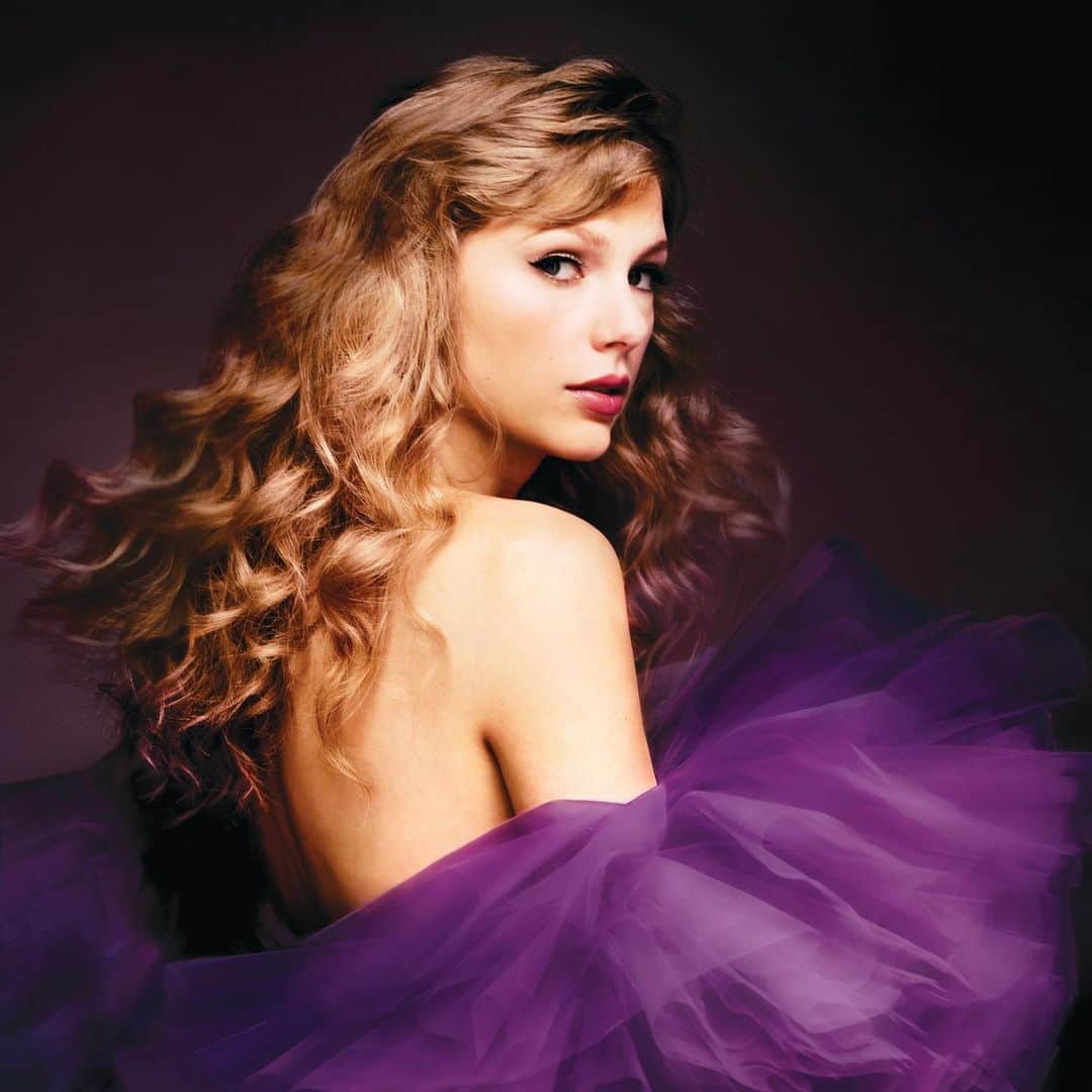 テイラー・スウィフトのインスタグラム：「It fills me with such pride and joy to announce that my version of Speak Now will be out July 7 (just in time for July 9th, iykyk 😆) I first made Speak Now, completely self-written, between the ages of 18 and 20. The songs that came from this time in my life were marked by their brutal honesty, unfiltered diaristic confessions and wild wistfulness. I love this album because it tells a tale of growing up, flailing, flying and crashing … and living to speak about it. With six extra songs I’ve sprung loose from the vault, I absolutely cannot wait to celebrate Speak Now (Taylor’s Version) with you on July 7th. Pre-order now at TaylorSwift.com 💜💜💜  📷: @bethgarrabrant」