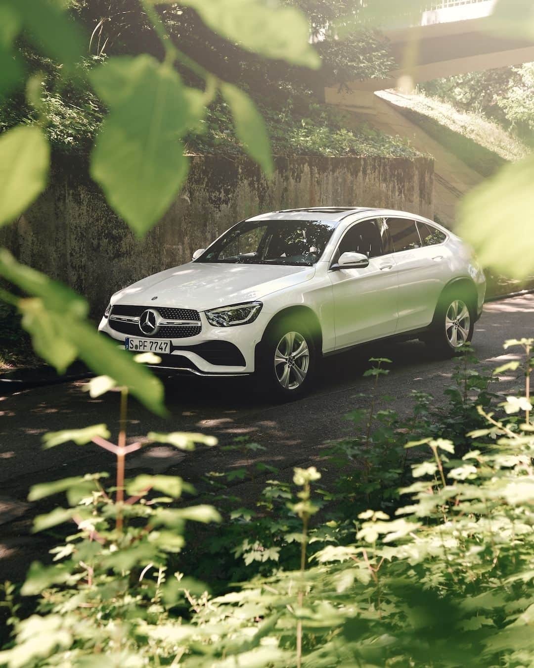 Mercedes-Benz Thailandのインスタグラム：「☀️ Catch the sun in the GLC Coupé.  วันเสาร์นี้ได้เวลาออกไปสัมผัสแสงแดด สายลม และธรรมชาติที่อยู่รอบตัวกับ Mercedes-Benz GLC Coupé รถยนต์ SUV อเนกประสงค์คันนี้ ที่มอบความสะดวกสบายทุกการเดินทางด้วยดีไซน์ภายนอกอันโดดเด่นจากกระจังหน้าแบบ diamond radiator grille มาพร้อมล้ออัลลอยดีไซน์สปอร์ตแบบ 5 ก้านคู่ ไม่ว่าจะขับเคลื่อนไปทิศทางไหนก็พร้อมลุยไปคุณได้อย่างเต็มที่  *อุปกรณ์บางส่วนในภาพอาจแตกต่างจากที่จำหน่ายจริง โปรดตรวจสอบรายการอุปกรณ์ของรถยนต์แต่ละรุ่นที่ผู้จำหน่ายฯ อย่างเป็นทางการทั่วประเทศ​​  #GLC #Coupé #MercedesBenz #MercedesBenzThailand」