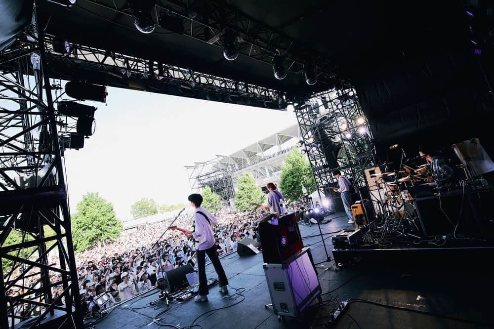 兼丸さんのインスタグラム写真 - (兼丸Instagram)「5/5  千葉市蘇我スポーツ公園 『JAPAN JAM 2023』BUZZ STAGE  春フェスに味を占めました。  時間帯も相まって、風が吹いて、間奏弾いてる時に見上げたら空が綺麗で、目の前に人がたくさん居て幸せでした。  嬉しいことに、春似合うね〜と言ってもらえることが増えたので、あの曲やあの曲もやりたいなと思いました🍃  #JAPANJAM2023 #JJ2023 #theshesgone」5月6日 13時07分 - kanemaru.425