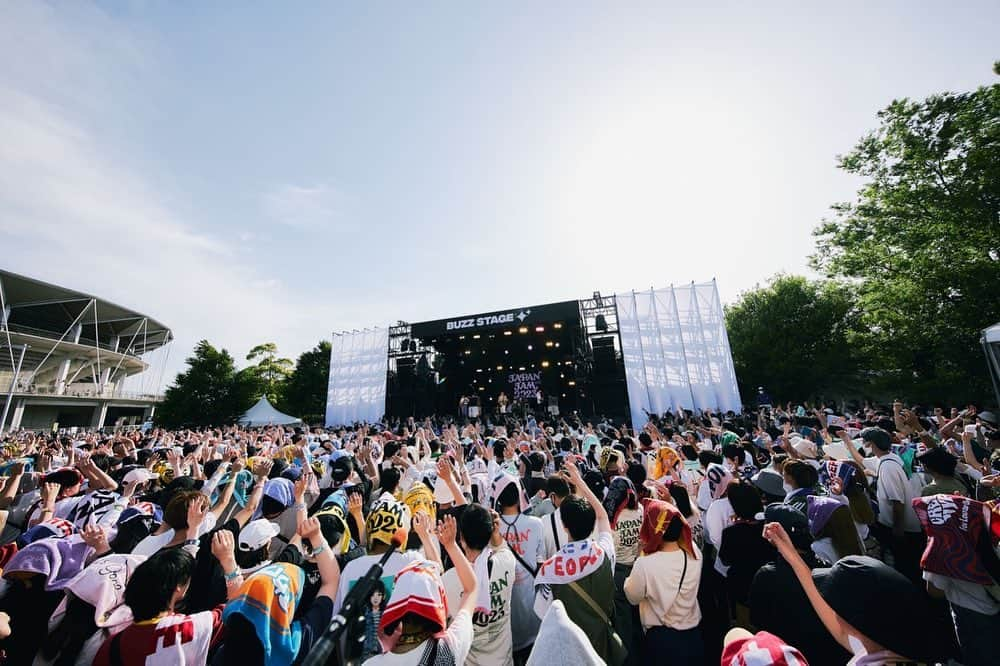 兼丸さんのインスタグラム写真 - (兼丸Instagram)「5/5  千葉市蘇我スポーツ公園 『JAPAN JAM 2023』BUZZ STAGE  春フェスに味を占めました。  時間帯も相まって、風が吹いて、間奏弾いてる時に見上げたら空が綺麗で、目の前に人がたくさん居て幸せでした。  嬉しいことに、春似合うね〜と言ってもらえることが増えたので、あの曲やあの曲もやりたいなと思いました🍃  #JAPANJAM2023 #JJ2023 #theshesgone」5月6日 13時07分 - kanemaru.425