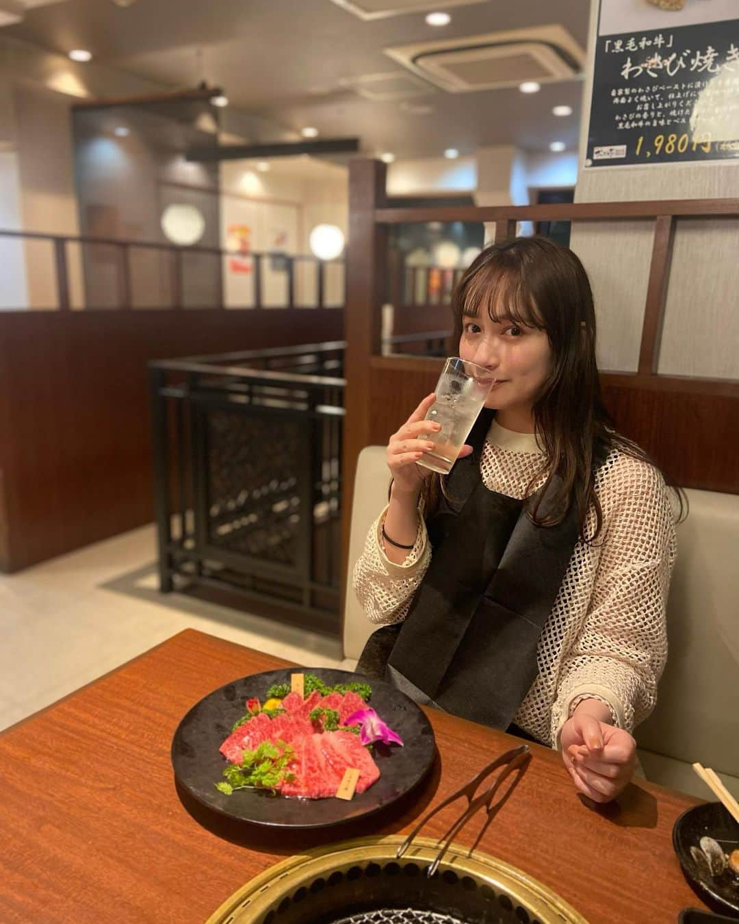 川口カノンさんのインスタグラム写真 - (川口カノンInstagram)「大好きなお肉を食べて終始幸せでした✨ やっぱりお肉が好き！🍖 ． 中野坂上にある焼肉ブルズ亭さんにお邪魔してきました💓 @bullstei.nakanosakaue  ．  今回私は『春うららコース』¥7000を注文したよ。🌸 ． . [コース内容] キムチナムル盛合わせ ブルズサラダ 和牛カルパッチョ 究極の和牛手巻き 厚切りタン 厚切り希少部位 春野菜の変わり種三種（ピーマンの和牛詰め、マッシュルームのえび詰め、ミスジのアスパラ巻き) 厳選和牛三種盛り 〆の逸品 デザート ． お肉はもちろん美味しかったんだけどマッシュルームのえび詰めも美味しくてびっくりした！！！🦐 というか全て美味しかったです笑 この価格帯でこんなに美味しいお肉が食べれるのはお得💓 ． 店員さんも素敵な方々でした😭 店内も落ち着いていてゆっくり食事する事ができました🐵 素敵すぎるお店だったので是非✨ ． ． ．  #東京グルメ#東京ディナー#ブルズ　#bulls#中野坂上ブルズ亭#中野坂上焼肉#中野坂上グルメ#中野坂上ランチ　#中野坂上ディナー#Supported」5月6日 13時04分 - kkanonnn