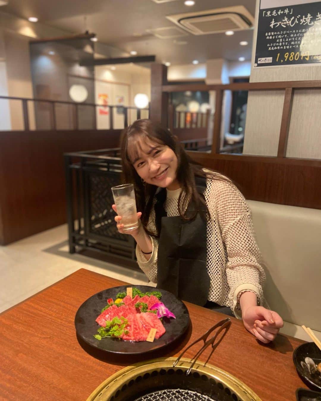 川口カノンさんのインスタグラム写真 - (川口カノンInstagram)「大好きなお肉を食べて終始幸せでした✨ やっぱりお肉が好き！🍖 ． 中野坂上にある焼肉ブルズ亭さんにお邪魔してきました💓 @bullstei.nakanosakaue  ．  今回私は『春うららコース』¥7000を注文したよ。🌸 ． . [コース内容] キムチナムル盛合わせ ブルズサラダ 和牛カルパッチョ 究極の和牛手巻き 厚切りタン 厚切り希少部位 春野菜の変わり種三種（ピーマンの和牛詰め、マッシュルームのえび詰め、ミスジのアスパラ巻き) 厳選和牛三種盛り 〆の逸品 デザート ． お肉はもちろん美味しかったんだけどマッシュルームのえび詰めも美味しくてびっくりした！！！🦐 というか全て美味しかったです笑 この価格帯でこんなに美味しいお肉が食べれるのはお得💓 ． 店員さんも素敵な方々でした😭 店内も落ち着いていてゆっくり食事する事ができました🐵 素敵すぎるお店だったので是非✨ ． ． ．  #東京グルメ#東京ディナー#ブルズ　#bulls#中野坂上ブルズ亭#中野坂上焼肉#中野坂上グルメ#中野坂上ランチ　#中野坂上ディナー#Supported」5月6日 13時04分 - kkanonnn