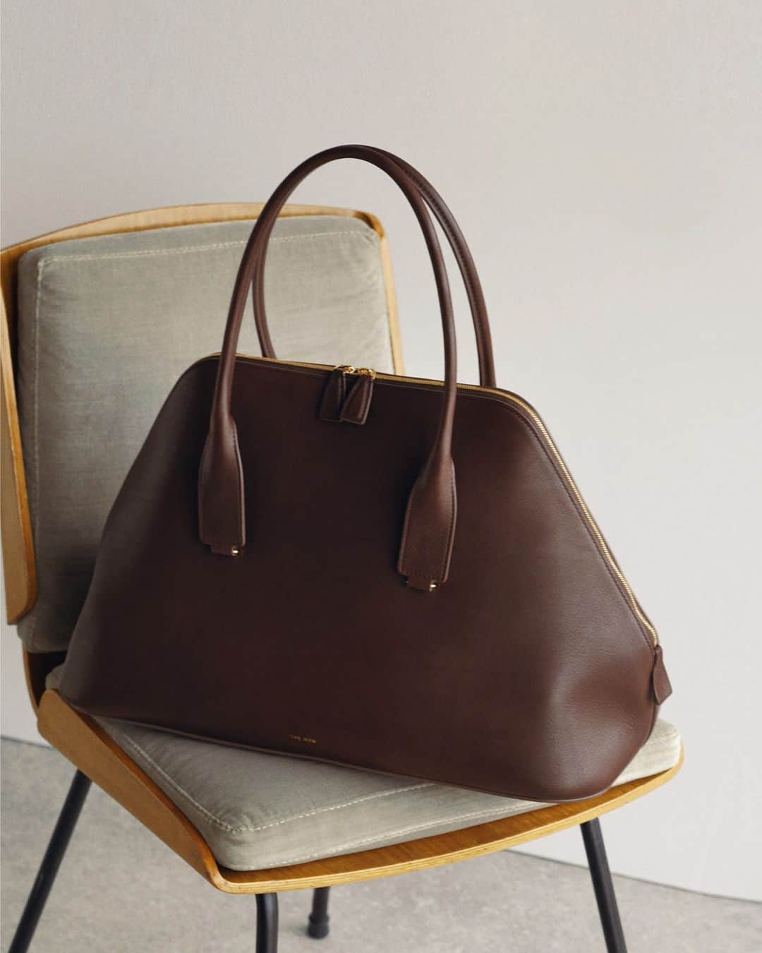 MATCHESFASHION.COMのインスタグラム：「@therow’s just-landed Devon handbag oozes quiet luxury. Tap to shop 👜」