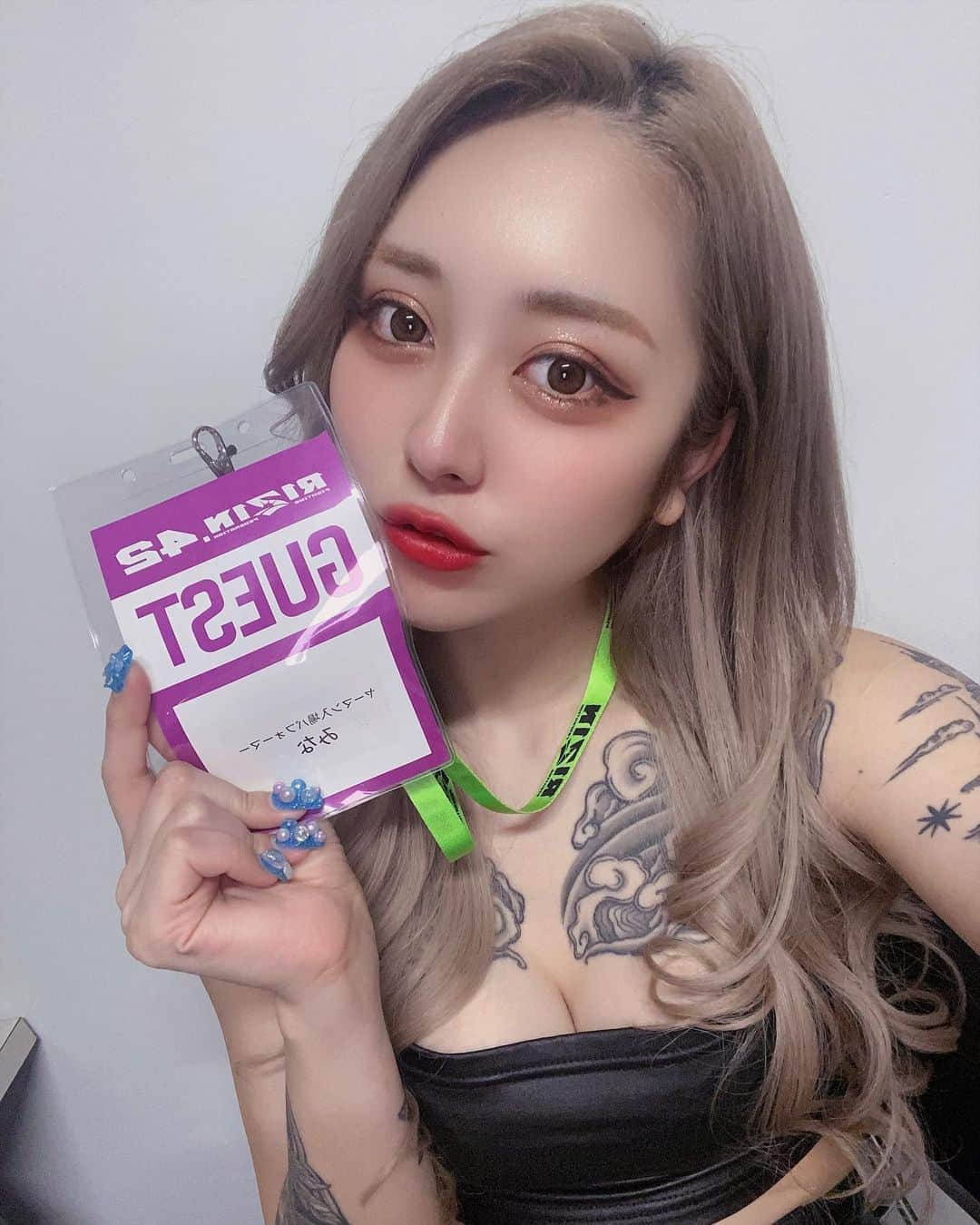 みなのインスタグラム：「RIZIN42❤️‍🔥YA-MAN選手と入場させていただきました！ 強い漢！出番前のYA-MAN選手をみて感動もしたし、本気な姿とってもかっこよすぎます😭 おめでとうございます💓💓💓」