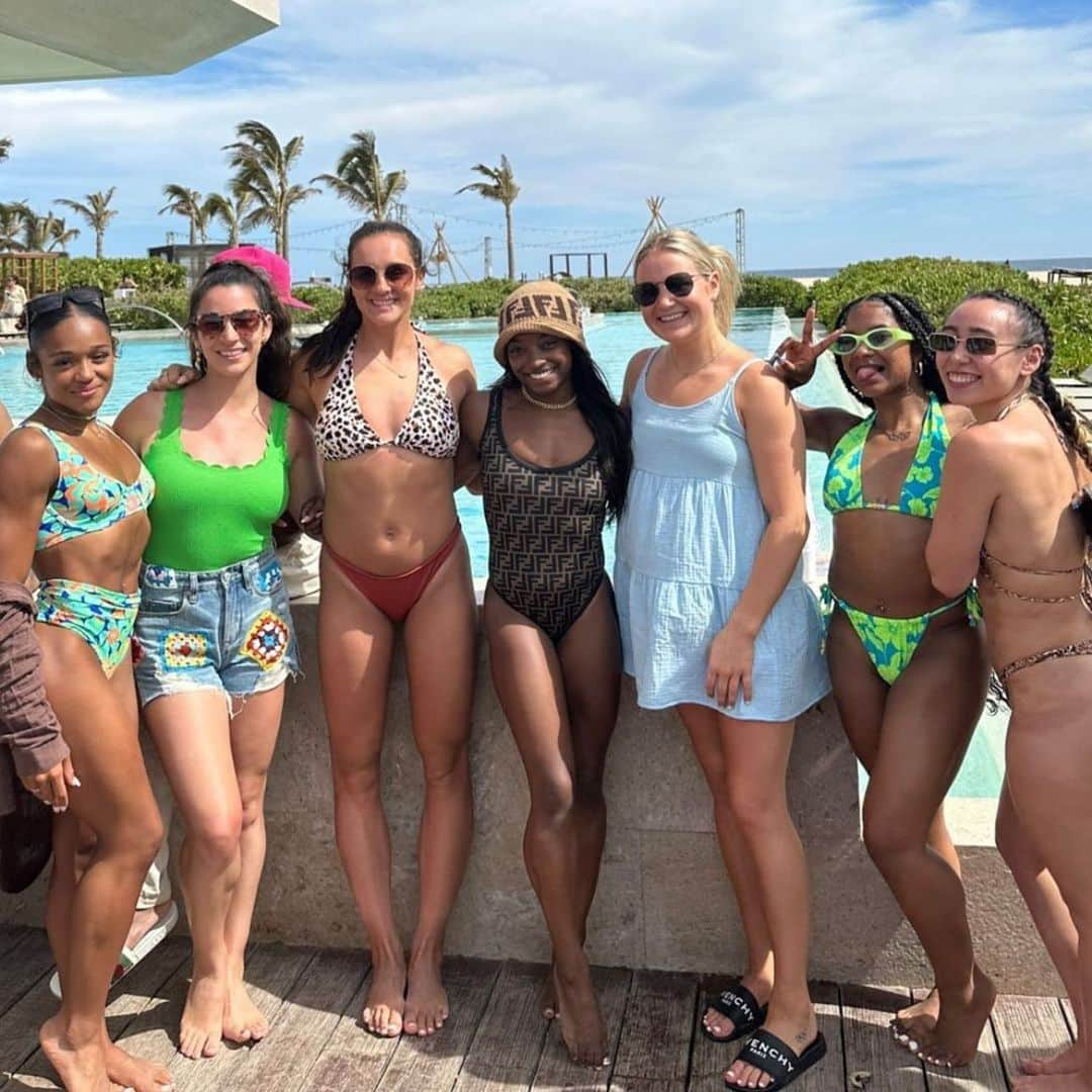 Inside Gymnasticsさんのインスタグラム写真 - (Inside GymnasticsInstagram)「Gymnastics Royalty in paradise for Simone Biles’ wedding today! 💍  From L to R: Melanie de Jesus dos Santos, Aly Raisman, Maggie Nichols, Simone Biles, Madison Kocian, Jordan Chiles and Katelyn Ohashi!  📸 @simonebiles」5月6日 23時56分 - insidegym