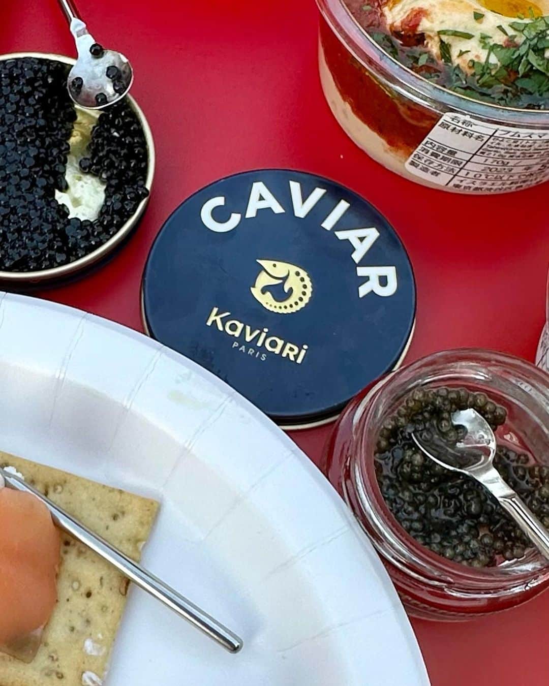 mori_no_tsukueさんのインスタグラム写真 - (mori_no_tsukueInstagram)「初の国産キャビア👌 試食してみて想像以上に美味しかったので初の国産キャビアを購入。岡山Niimi Fresh Caviar @msfarm2019 非加熱・低塩分・保存料無添加の新見フレッシュキャビア  輸入キャビアはロシアのウクライナ侵攻の影響で輸入コストが上がり高騰気味。食べ比べ用に老舗キャヴィアリ・パリ(Kaviari Paris)のキャビア　@kaviari_paris  《キャビア食べ比べ》 🔹岡山Niimi Fresh Caviar/新見フレッシュキャビア  🔸Kaviari Paris/キャヴィアリ・パリのシロチョウザメのキャビア #国産キャビア #新見フレッシュキャビア」5月6日 23時58分 - mori_no_tsukue