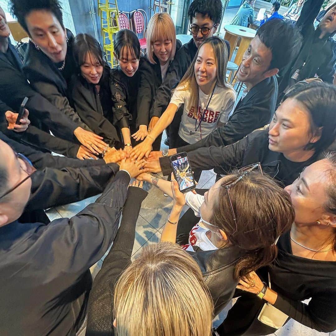パク・ヨンインのインスタグラム：「오랜 시간. 아주 열심히 준비한 시부야 파티. 정말 뜨거웠다. 고생해준 @beurre_tokyo 스태프 들에게 너무 고맙다. 곧 도쿄에서 열리는 다음 파티는 한국의 가까운 지인들을 초대해도 부끄럽지 않을 것 같다는 생각이 들었다.」