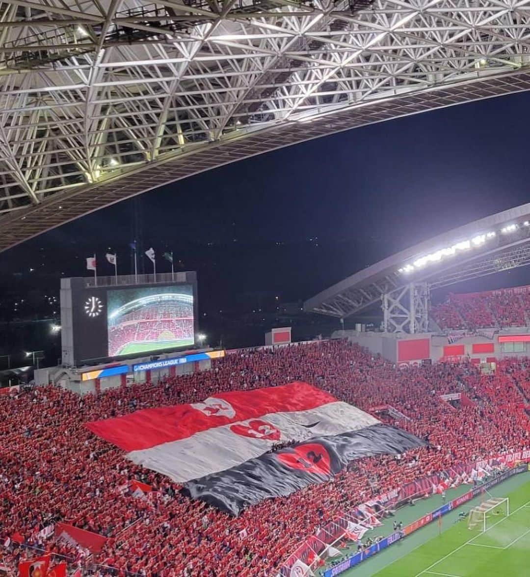 加藤美和さんのインスタグラム写真 - (加藤美和Instagram)「. Urawa Red Diamonds won the AFC Champions League tonight! I was very happy to see this victory at the Saitama Stadium! Congratulations! . . ACL決勝　第2戦　 浦和レッズ vs アルヒラル⚽️ 浦和レッズの選手及び関係者の皆様、 優勝おめでとうございます🎉✨  優勝の瞬間を埼スタで見届けられて 本当に本当に良かったです✨ お疲れ様でした〜🍀 We are REDS!  ハトコちゃんとパシャリ🎶 風さ〜ん！！ . @miwakato_ ←他の投稿はコチラ . . #urawareds #afcchampionsleague #acl2022 #acl  #aclfinal #soccermatch #soccergame #決勝 #浦和レッズ #浦和 #サッカー #サッカー観戦 #埼玉スタジアム #埼玉スタジアム2002」5月6日 23時59分 - miwakato_