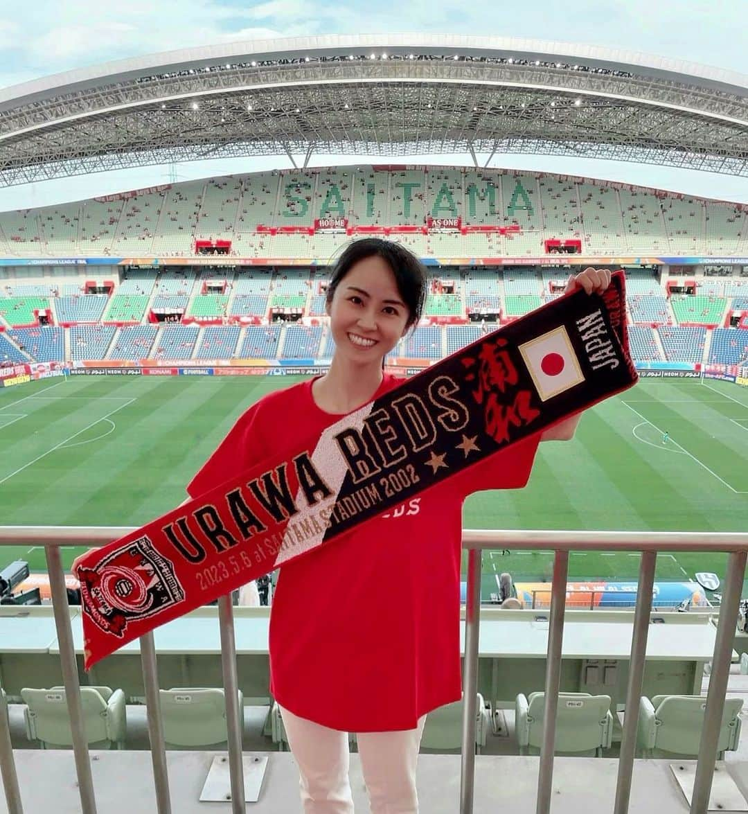 加藤美和のインスタグラム：「. Urawa Red Diamonds won the AFC Champions League tonight! I was very happy to see this victory at the Saitama Stadium! Congratulations! . . ACL決勝　第2戦　 浦和レッズ vs アルヒラル⚽️ 浦和レッズの選手及び関係者の皆様、 優勝おめでとうございます🎉✨  優勝の瞬間を埼スタで見届けられて 本当に本当に良かったです✨ お疲れ様でした〜🍀 We are REDS!  ハトコちゃんとパシャリ🎶 風さ〜ん！！ . @miwakato_ ←他の投稿はコチラ . . #urawareds #afcchampionsleague #acl2022 #acl  #aclfinal #soccermatch #soccergame #決勝 #浦和レッズ #浦和 #サッカー #サッカー観戦 #埼玉スタジアム #埼玉スタジアム2002」