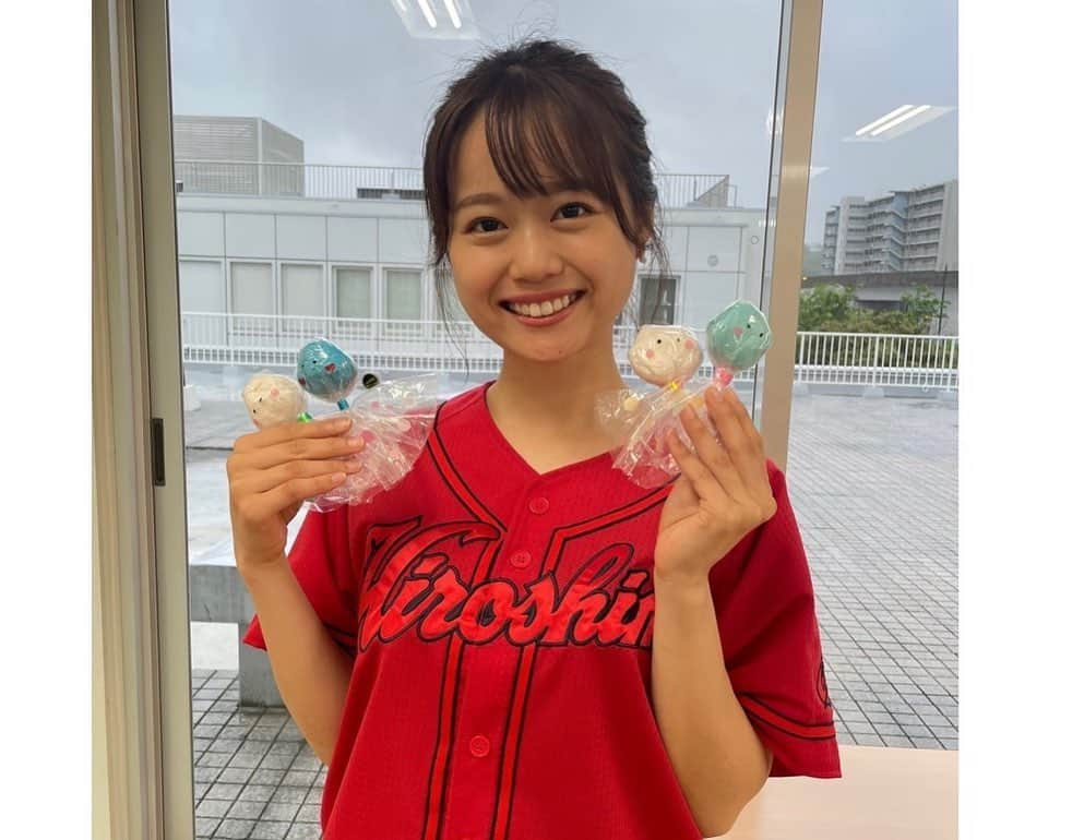 広島ホームテレビ「HOME NEXT neo」さんのインスタグラム写真 - (広島ホームテレビ「HOME NEXT neo」Instagram)「岡本です！🥰 人生初めての中継は マツダスタジアムからお届けしました⚾️  てるてる坊主をたくさん作って 気合いは十分だったのですが あいにくの雨でした☔️ 試合も中止になってしまい残念です。  しかし、カープファンの皆さんとお話しできて 幸せな時間でした！✨ 中継にご協力して頂いた皆さん、 ありがとうございました。  明日は試合ができますように！⚾️  写真は廣瀬さんと私に似せた(？) てるてる坊主の表情です🤭  #フロントドア #初中継 #カープ #雨天中止 #新人アナウンサー #岡本愛衣」5月6日 23時59分 - home.announcers