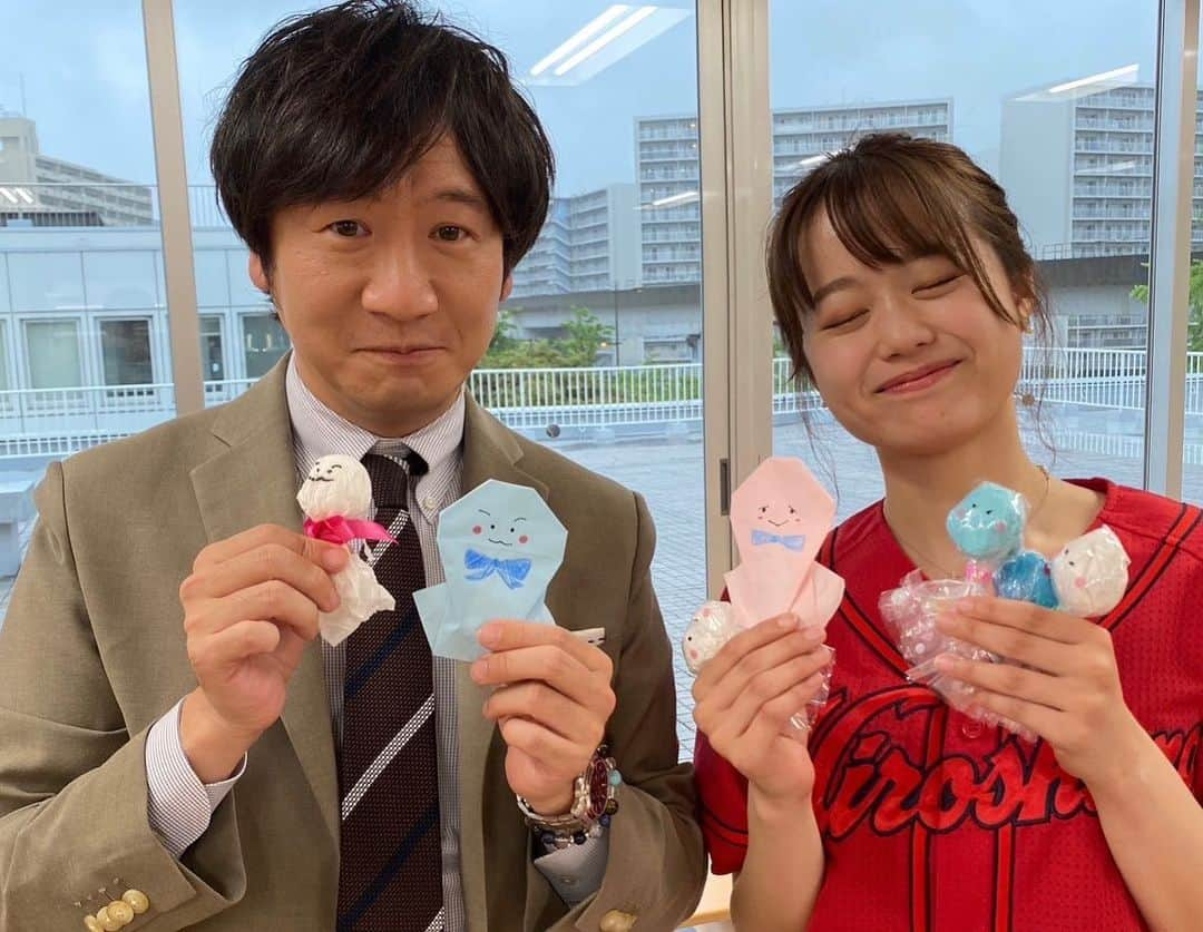 広島ホームテレビ「HOME NEXT neo」さんのインスタグラム写真 - (広島ホームテレビ「HOME NEXT neo」Instagram)「岡本です！🥰 人生初めての中継は マツダスタジアムからお届けしました⚾️  てるてる坊主をたくさん作って 気合いは十分だったのですが あいにくの雨でした☔️ 試合も中止になってしまい残念です。  しかし、カープファンの皆さんとお話しできて 幸せな時間でした！✨ 中継にご協力して頂いた皆さん、 ありがとうございました。  明日は試合ができますように！⚾️  写真は廣瀬さんと私に似せた(？) てるてる坊主の表情です🤭  #フロントドア #初中継 #カープ #雨天中止 #新人アナウンサー #岡本愛衣」5月6日 23時59分 - home.announcers