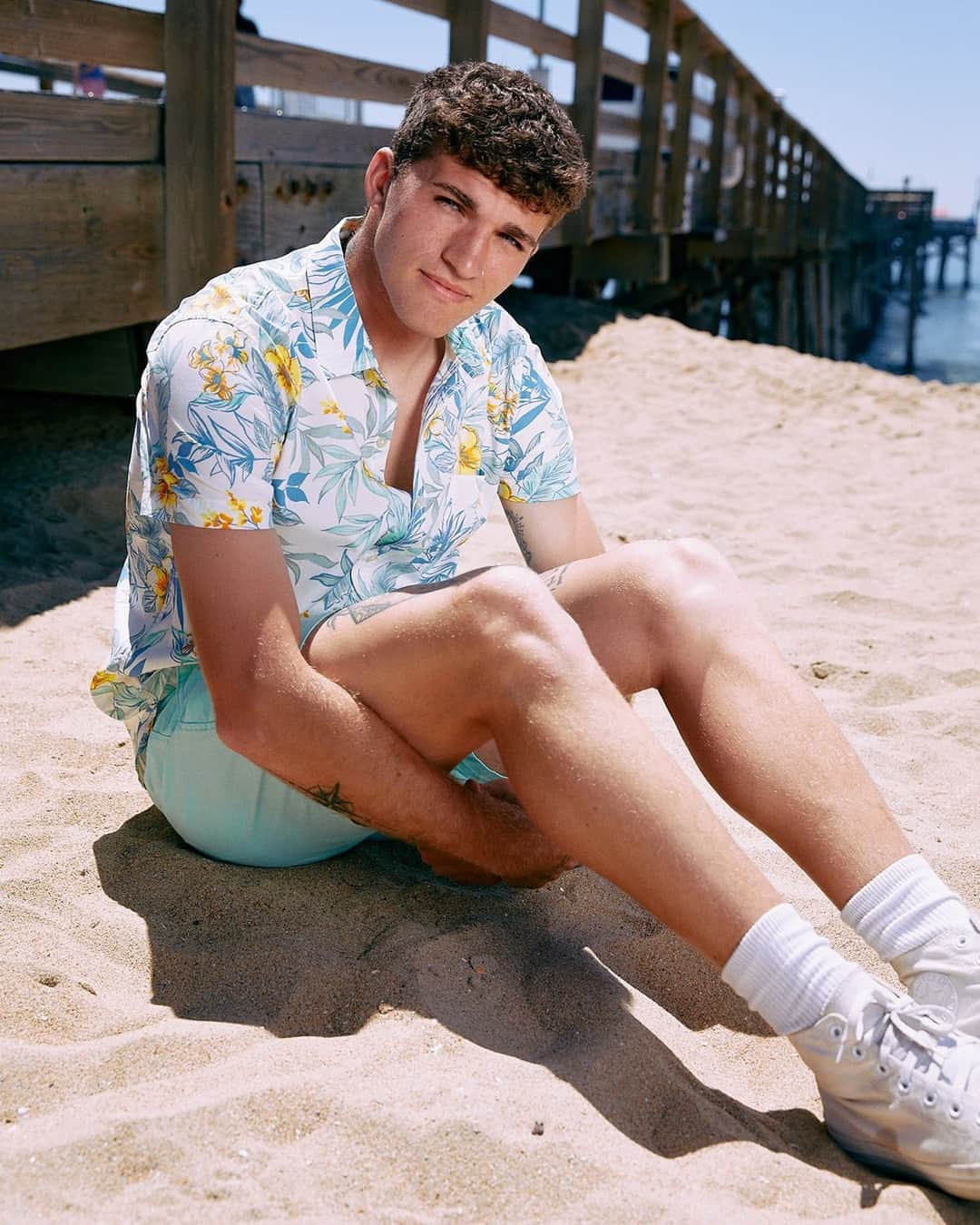 エアロポステールのインスタグラム：「It’s all about the tropical-print shirts this ☀️szn #WearAero」