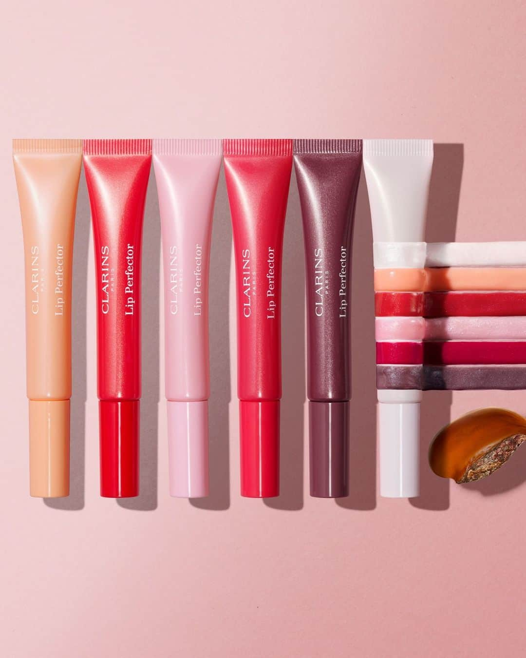 Clarins Franceさんのインスタグラム写真 - (Clarins FranceInstagram)「CONCOURS 💄⁣ ⁣ Tentez de gagner la nouvelle collection de Lip Perfector 😍⁣ ⁣ Pour participer : ⁣ ✔️ S’abonner au compte @Clarinsfr⁣⁣⁣⁣ 👍 Liker la publication⁣⁣⁣⁣ 💬Taguer 3 amis en commentaire de ce post ⁣⁣⁣⁣ ⁣⁣⁣ Fin du concours le 13 mai, 3 gagnants seront tirés au sort ✨⁣⁣ ⁣ #Clarins #ClarinsMakeUp #LipPerfector⁣ ⁣」5月7日 0時00分 - clarinsfr