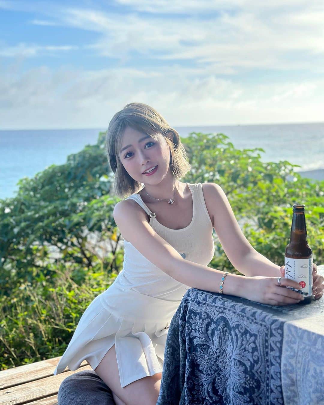 徐薇涵（Wei Han Xu）のインスタグラム：「來蘭嶼多了好多碧海藍天的照片 這間咖啡廳叫 蘭嶼旅人☕️ 坐在這邊看海喝啤酒🍺 彷彿時間都靜止了🥹 美到連拍個美甲都感覺是key上的 我的美甲 @yanbeautynail  他們會為每位客人準備專屬工具包，不用擔心與他人共用器具，造成操作中的感染風險💨  🌹母親節專屬優惠🌹 超值母親節套餐方案 5,000 元 手+ 足部單色凝膠 1 次 手+ 足部深層保養 1 次 角蛋白睫毛 / 經絡指、油壓 90 分鐘 / 曲線雕塑，服務三選一  預約輸入我的專屬優惠碼【pppig】會折扣 100 元喲  #海豚游到蘭嶼」