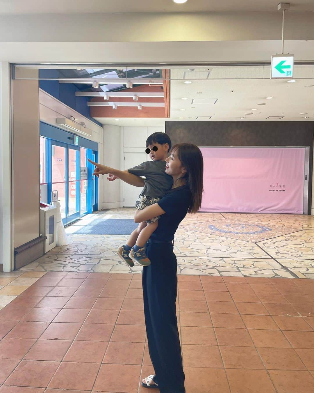 池端レイナのインスタグラム：「抱っこ抱っこな時期で、毎晩腰がバギバギです🫠 最近買ったZARAの無地Tシャツは、コンパクトなサイズ感と着心地が抜群で、子連れのお出掛けに最高🥹165cmの私はMサイズがちょうど良かった🩷 愛抱抱的弟弟，媽咪每天晚上回到家就腰部痛得不得了😂 最近買的這個zara的T恤好好穿喔！兒子們一起去玩的時候好用！ 身高165cm的我買了M號，長度等等good🩵  #momofboys #momoftwoboys #momfashion #mamafashion #男の子ママ #兄弟ママ #ママファッション #ママコーデ」