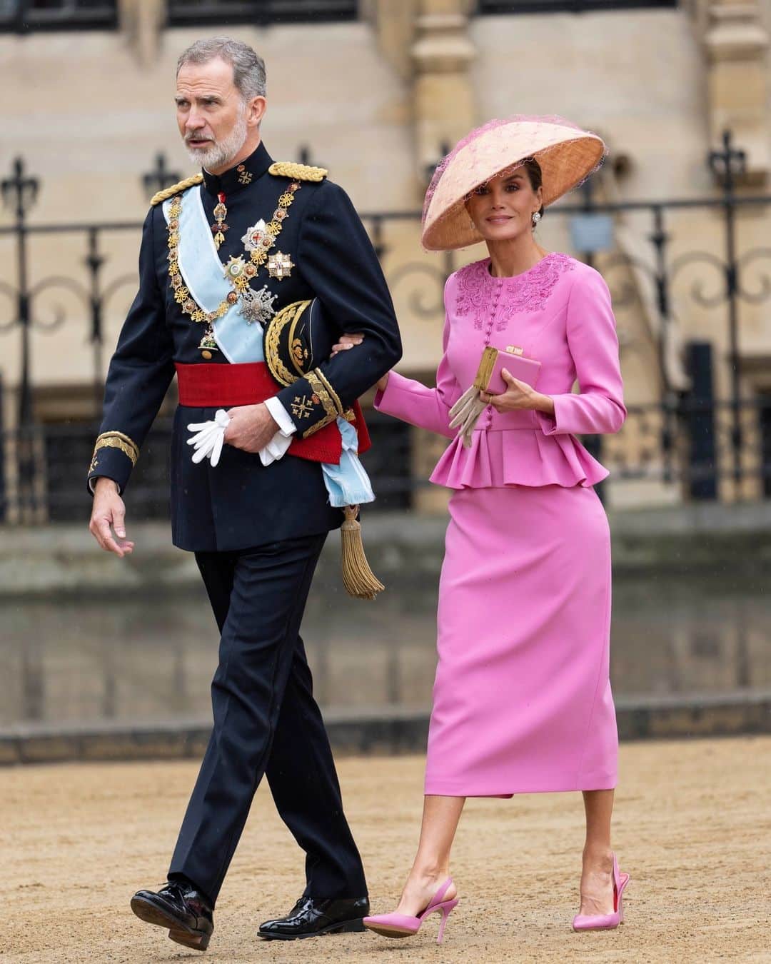 Vogueさんのインスタグラム写真 - (VogueInstagram)「From Barbiecore to blush, anyone watching today's coronation may have spotted the politicians and European royals embracing spring's bright color trend while arriving at Westminster Abbey early this morning. Queen Letizia of Spain leaned fully into the trend, while France's Brigitte Macron and Canada's Sophie Grégoire Trudeau stuck with a toned-down version of the look. Tap the link in our bio to see more.」5月6日 22時29分 - voguemagazine