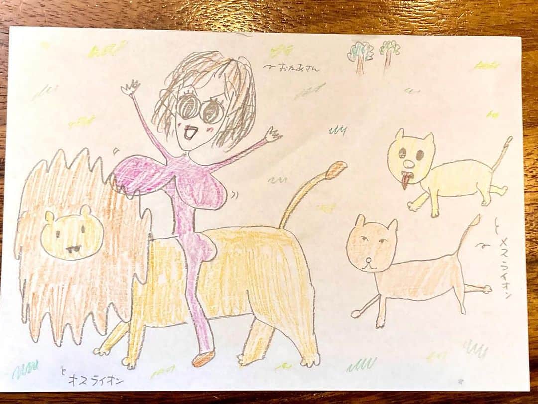 六車奈々さんのインスタグラム写真 - (六車奈々Instagram)「せりと、お絵描き対決。今回のテーマは、「乗ってみたい動物に乗ってみよう‼️」  せりは、コモドオオトカゲ。 私はオスのライオン。  さぁ、どっちの勝ち？  #娘と #お絵描き対決」5月6日 22時36分 - nanarokusha