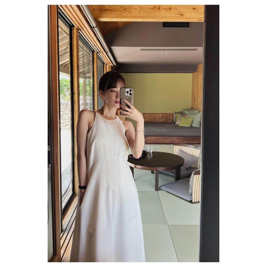 佐藤涼実のインスタグラム：「日常 撮りたい私と転がる夫☺️   アメリカンスリーブドレスは 今月予約販売にて再入荷予定となります american sleeve flare dress/white,black   ご質問いただくiPhoneケースは BONAVENTURA @bonaventura.official」