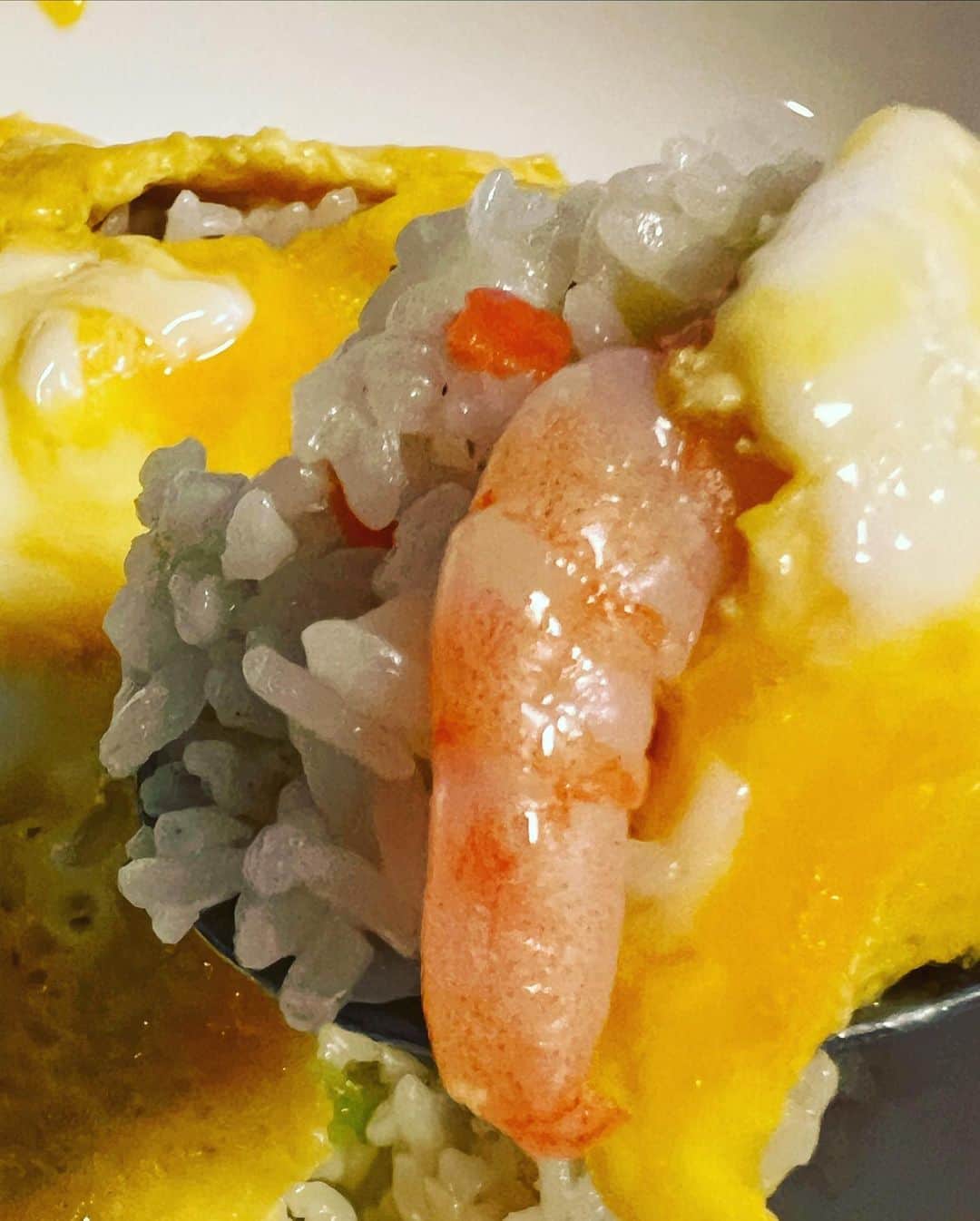 彦摩呂さんのインスタグラム写真 - (彦摩呂Instagram)「オムピラフ 作りました〜 冷凍のピラフを フライパンで炒めて レンジでチンしても良いです😀🙆 炒めたら、お皿に盛って トロトロ卵を半熟で 焼いて素早く 火を止めて ピラフの上に スライディング〜‼️ 出来上がりました〜 簡単で美味しい❣️ 皆さんもやってみて下さい  ピラフは、アレンジが出来ます〜。  炒める時にコチュジャンを いれたら、韓国風になります  明太マヨネーズで炒めても 美味しいよ。  チーズを入れたり  ニンニク醤油でも美味しい  色々アレンジして  オリジナル オムピラフ 楽しんでね〜‼️ 😊🌈👍  #彦摩呂 #簡単レシピ #おうちごはん #安心安全 #シュガーレディ #slcreations #エスエルクリエーションズ #冷凍食品 #ピラフ #4x #pr #食レポ」5月6日 22時39分 - hikomaro_honmono
