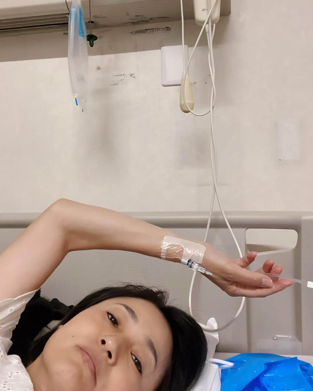 橋本志穂さんのインスタグラム写真 - (橋本志穂Instagram)「嘘やん、、、😭 救急搬送されて入院になってしまった！ 日中はすごく元気だったのに、、、 6時半過ぎ位かなぁ。 生唾が上がってくる感じでー 同時に、お腹も壊して 下痢と嘔吐が止まらない。寒気で体の震えだして〜  連休中で、病院がなかなか見つからず〜  救急車も私の住んでる区の救急車が出払っていて、隣の区の救急隊員さん達が駆けつけて、ずっと様子を見守ってくださっていました。 私は玄関ホールに倒れていたのですが、 吐いてる時も、喉を痛めるから力まないでと声をかけてくださったりー いやいや、力んでるつもりはないんだけど、ほんとにこんな吐き方ってあるのかしらって言う位苦しかった。  病院で、血液検査 CT検査をして 白血球の値がものすごく上がっているのと、小腸が水で膨れ上がってるのと、、 いろいろ体が悲鳴をあげていて、 入院してくださいと言われました。 病院で安心したのもあって、救急車で運ばれてる途中から吐き気も少なくなったし なんとなく頑張れる気がしたんだけどー 点滴もしてもらって、今はこうしてSNSもできる位になったんだけど、今すぐは帰せないって感じでした。  CT検査をするときに 先月、別の病院でCT撮ったことを告げ、 被爆が心配だとお伝えしたところ、、 被爆する危険性と、 今日検査せずに重大な病気を見逃してしまう危険性を秤りにかけたら、被爆した方がいいです！ときっぱり。 そして、その女医さんが、小腸の腫れとかも見つけてくれた。 とんだゴールデンウィークになっちまいました。  私、これまで一度も入院とかしたことなくて、 ずっと健康優良なんだろうなと思ってましたが、、、 55歳も半分以上過ぎて とうとう記録が途絶えてしまいました。  チーン #入院 #はじめての  #やっちまった #2度目の救急車」5月6日 22時42分 - shihohashimoto3