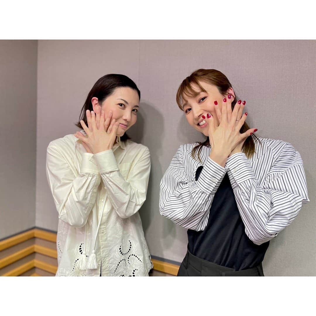 望海風斗さんのインスタグラム写真 - (望海風斗Instagram)「📻 明日21:00〜 #ラジオ #NHKFM #望海風斗のサウンドイマジン #毎週日曜夜9時 ゲスト #壮一帆 さん ⁡ 壮さんと久しぶりにゆっくりお話しさせていただきましたー‼︎嬉しい！ ヘッドフォン越しに聴く壮さんの落ち着いた声が懐かしかったです✨ ⁡ 壮一帆さんの#音 は、さすがの着眼点で✨ こういうところが…好きです♡ ⁡ #雪組ポーズ ⁡ 聴き逃しは #らじるらじる で何度でも！ #公式Twitterも宜しく」5月6日 22時42分 - nozomifuto_official