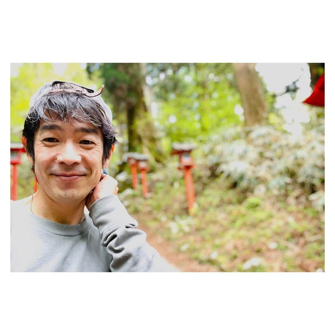 清水健さんのインスタグラム写真 - (清水健Instagram)「. 一歩ずつ登る、一歩ずつ。  途中、休憩、少し心折れかけて汗、 でも、また一歩ずつ。頂上に着く。  #伝える #言葉の力 #大丈夫 #感謝  #みんなと一緒に #ひとりじゃない  前に進まないと頂上には着かない。 でも休憩したとしてもたどり着く。  ■ 清水健／講演会・司会・出演 等 → プロフィールのURLから ご依頼は清水健オフィシャルサイトまで  #清水健 #アナウンサー #112日間のママ  #講演会 #司会 #出演 #多くのご依頼に感謝   -----＊-----＊-----＊-----＊-----  #止まってもまた進めばいい #進む気持ち  #無理せず #進んでいれば #いつかきっと   #シングルファザー #シミケン #堺市出身   -----＊-----＊-----＊-----＊-----  大切な人への贈り物、ギフトにおすすめ！  ■ 飛騨牛ギフト → @hidagyu.japan  清水健 20年来の親友との「贈り物」サイト」5月6日 22時47分 - shimizuken.official