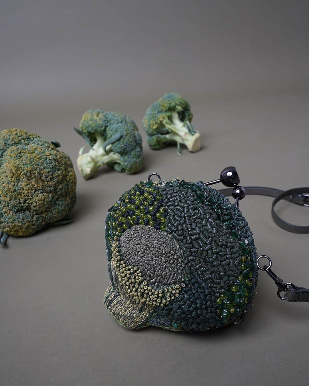 ジャマンピュエッシュのインスタグラム：「Trompe l’oeil for the most sophisticated veggies 🥦 #jaminpuech #broccoli #uniquebag #embroideredbag」